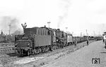 051 751 vom Bw Duisburg-Wedau rangiert im Bahnhof Duisburg-Hochfeld Süd. Der Bahnhof Hochfeld entwickelte sich im 19. Jahrhundert zum zentralen Knotenbahnhof dreier wichtiger Bahnstrecken - der Bahnstrecke Hohenbudberg–Dortmund Süd, der Bahnstrecke Mülheim-Speldorf–Troisdorf und der Bahnstrecke nach Oberhausen-Osterfeld, die mit zahlreichen kurzen Strecken von oder nach Hochfeld verbunden wurden. Die Preußischen Staatseisenbahnen bauten weitere Verbindungsstrecken, darüber hinaus wurde Duisburg Hochfeld-Süd einer der Ausgangspunkte einer Güterumgehungsbahn nach Oberhausen West. Heute sind nur noch die Güterstrecke nach Oberhausen West und die Bahnstrecke nach Duisburg-Wedau übrig geblieben. (03.09.1969) <i>Foto: Wolfgang Bügel</i>