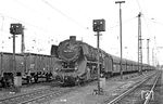 044 508 vom Bw Gelsenkirchen-Bismarck ist mit einem Fad-Ganzzug im Bahnhof Rheinhausen eingetroffen. Damals, beim ersten Foto der Lok, ahnte noch niemand, dass sich die Lok zur meist fotografierten 44er entwickeln sollte. Dafür sorgte auch das Bw Bismarck, das die Lok später wie ein Zirkuspferd herausputzte und sie bei zahlreichen Sonderveranstaltungen einsetzte. (03.09.1969) <i>Foto: Wolfgang Bügel</i>