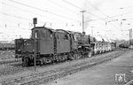 051 708 vom Bw Hohenbudberg mit einem Güterzug im Bahnhof Rheinhausen. Anders als der Name des Bahnhofs vermuten lässt, liegt er nicht in der Innenstadt von Duisburg-Rheinhausen, sondern von Friemersheim. Er liegt an der Bahnstrecke Krefeld-Oppum – Mülheim (Ruhr)-Speldorf und ist Ausgangspunkt der Niederrheinstrecke in Richtung Xanten.  (03.09.1969) <i>Foto: Wolfgang Bügel</i>