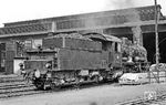 Nächste Station war das Bw Hohenbudberg, wo 055 880 (ex 55 3880) direkt neben dem Treppenaufgang aus dem Fußgängertunnel, durch den man ins Bw gelangte, vor sich hin räucherte.  (03.09.1969) <i>Foto: Wolfgang Bügel</i>