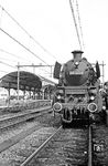 018 323 steht vor Sonderzug E 28022 im niederländischen Bahnhof Nijmegen für die Rückfahrt nach Düsseldorf bereit.  (14.09.1969) <i>Foto: Wolfgang Bügel</i>