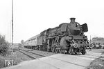 018 323 rollt durch den Bahnhof Pfalzdorf über den Bahnübergang an der Hevelingstraße. Der Bahnhof, zuletzt zum Haltepunkt abgewertet, wurde 1992 aufgelassen. (14.09.1969) <i>Foto: Wolfgang Bügel</i>