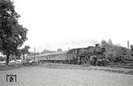 Bei Kempen (Niederrhein) rauscht 018 323 mit Sonderzug E 28022 über den Bahnübergang der B 509, heute eine Brücke. (14.09.1969) <i>Foto: Wolfgang Bügel</i>