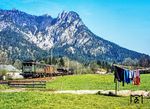 144 502 mit einem Güterzug nach Berchtesgaden kurz vor dem Haltepunkt Winkl mit der "Schlafenden Hexe". Die drei Rotofentürme des Lattengebirges bilden eine Silhouette, die an eine auf dem Rücken liegende Frau erinnert. (1979) <i>Foto: Karsten Risch</i>