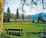 144 505 mit einer schönen Zuggarnitur zwischen Winkl und Hallthurm. (1979) <i>Foto: Karsten Risch</i>