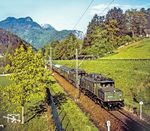 194 159 und 194 086 fahren mit einem Eilzug nach Berchtesgaden in Bayerisch Gmain ein. (1979) <i>Foto: Karsten Risch</i>