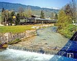 An der Bischofswieser Ache ist 144 505 nach Berchtesgaden unterwegs. (1979) <i>Foto: Karsten Risch</i>