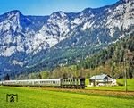 Eine für die Berchtesgadener Strecke damals moderne Nahverkehrsgarnitur aus Bn-Wagen hat 144 505 zwischen Hallthurm und Winkl am Haken. (1979) <i>Foto: Karsten Risch</i>