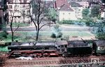 Blick vom Balkon der Siegesstraße 94 in Wuppertal-Barmen, dem Wohnort von Carl Bellingrodt, auf 01 004 vom Bw Hagen-Eckesey, die den D 266 (Hagen/Westf - Basel SBB) am Haken hat. (05.1957) <i>Foto: Carl Bellingrodt</i>