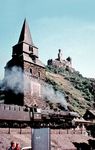 50 711 vom Bw Oberlahnstein fährt in Braubach an der Barbarakirche und Marksburg vorbei. (1956) <i>Foto: Carl Bellingrodt</i>