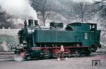 Größenvergleich zwischen dem "Lokführer" eines zweirädigen Gefährts und Lok IV (Krauss, Baujahr 1927) der Brohltalbahn im Betriebswerk Brohl.  (03.1956) <i>Foto: Carl Bellingrodt</i>