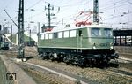 Im März 1965 trafen beim Bw Hagen-Eckesey immer noch fabrikneue E 40 zur Auffüllung des E-Lok-Bestandes ein. E 40 526 (Krupp Essen) wurde am 19.03.1965 abgenommen und wenige Tage später in der Bw-Zufahrt aufgenommen. (03.1965) <i>Foto: Helmut Dahlhaus</i>