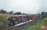 Der „Fischzug“ Sg 51347 (Bremerhaven -) Würzburg ab 6.23 Uhr – Osterburken (- Stuttgart Hbf) mit den Crailsheimern 052 759 und 050 646 vor Geroldshausen. (14.09.1974) <i>Foto: Helmut Dahlhaus</i>