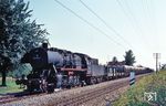 052 856 (Bw Ulm) mit einem langen Güterzug nach Ulm bei Schemmerberg nördlich von Biberach an der Riß. (11.08.1969) <i>Foto: Helmut Dahlhaus</i>