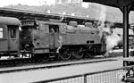 Nach einer 23-minütigen Wendezeit steht 75 1002 im Bahnhof Waldshut vor P 2130 für die Abfahrt nach Schaffhausen bereit. (24.05.1963) <i>Foto: Karl Wyrsch, Slg. D. Ammann</i>