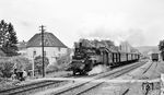 75 1002 verlässt den Bahnhof Tiengen (Hochrhein) vor P 2130 nach Schaffhausen. Der Fußweg vom Seilerbergweg zur Berghausstraße ist heute noch vorhanden, allerdings nicht mehr als beschrankter Bahnübergang. (24.05.1963) <i>Foto: Karl Wyrsch, Slg. D. Ammann</i>