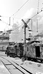 75 417 rangiert im Bahnhof Schaffhausen. Das Rangiersignal (links) gilt nicht für sie. (03.02.1962) <i>Foto: Karl Wyrsch, Slg. D. Ammann</i>