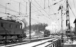 Bei Umsetzen im Bahnhof Schaffhausen trifft 75 417 (Bw Radolfzell) auf die Ae 3/6 I Nr. 10625 der SBB. (03.02.1962) <i>Foto: Karl Wyrsch, Slg. D. Ammann</i>