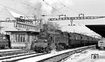 75 492 vom Bw Radolfzell stellt im Bahnhof Schaffhausen den nur Sa/So verkehrenden P 2123 nach Erzingen (Baden) bereit. In dem Rs-Wagen (links) ist Torf verladen. (03.02.1962) <i>Foto: Karl Wyrsch, Slg. D. Ammann</i>