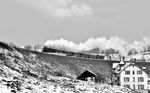 75 492 mit P 2123 auf der Hochrheinstrecke zwischen Schaffhausen und Neuhausen Bad Bf kurz vor dem Charlottenfels-Tunnel (286 m). Hier befindet sich auch die Eigentumsgrenze zwischen SBB und DB. (03.02.1962) <i>Foto: Karl Wyrsch, Slg. D. Ammann</i>