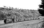 Gemeinschaftlich befördern 75 412 und 75 1002 am Zugschluss den P 2118 von Schaffhausen nach Thayngen bei Herblingen. (21.05.1963) <i>Foto: Karl Wyrsch, Slg. D. Ammann</i>