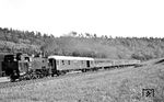 Wohl etwas überrascht war der Fotograf von der Bespannung des D 79 (Genf - Hamburg-Altona) mit der Radolfzeller 75 422 bei Herblingen, sodass nur noch ein Notschuss gelang. Die Lok hat den Zug noch bis Singen (Hohentw) befördert. (21.05.1963) <i>Foto: Karl Wyrsch, Slg. D. Ammann</i>