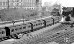 Mit der schönen Wagengarnitur des P 2051 nach Bad Oldesloe dampft 78 419 aus Hamburg Hbf. Die Ausfahrsignale besaßen noch die Negativflügel der Vorkriegs-Reichsbahn. (14.08.1956) <i>Foto: Karl Wyrsch, Slg. D. Ammann</i>