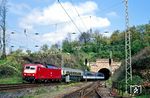 120 131 mit FD 1981 "Königssee" (Hamburg-Altona - Bremen - Hannover - Würzburg - München - Berchtesgaden) am Schürzeberg-Tunnel im Bahnhof Oberrieden. (30.04.1990) <i>Foto: Wolfgang Bügel</i>