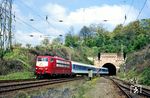 103 195 hat mit IR 1681 (Flensburg - Hamburg-Altona - Hannover - Fulda) soeben den 173 m langen Schürzeberg-Tunnel in Oberrieden durchfahren. (30.04.1990) <i>Foto: Wolfgang Bügel</i>