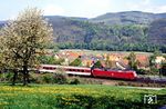 120 120 vor IC 783 "Ernst Barlach" (Hamburg-Altona - München - Garmisch-Partenkirchen - Seefeld in Tirol) vor der noch sichtbaren deutsch-deutschen Grenze im Werratal in Ellershausen  (30.04.1990) <i>Foto: Wolfgang Bügel</i>