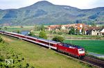 Das Dorf Kleinvach wurde erstmals im Jahr 1297 schriftlich erwähnt und ist damit deutlich älter als die Bahnstrecke (1866) und allemal als 120 115 (1987), die mit IC 687 "Veit Stoß" nach München vorbeizieht. (30.04.1990) <i>Foto: Wolfgang Bügel</i>