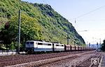 151 119 und 151 096 mit dem leeren 5400 t-Erzzug von der Saar in Rheinbrohl. (01.05.1990) <i>Foto: Joachim Bügel</i>