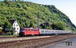 Die Dortmunder 110 508, 1987 als die erste 110 der DB in neurot umlackiert, fährt mit E 3416 in den Bahnhof Rheinbrohl ein. (01.05.1990) <i>Foto: Joachim Bügel</i>