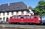 110 508 fährt mit E 3416 am 1884 errichteten Empfangsgebäude im Bahnhof Rheinbrohl vorbei. (01.05.1990) <i>Foto: Joachim Bügel</i>