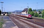 TEE 601 014/019 fährt als Sonderzug Lt 36865 durch den Bahnhof Rheinbrohl, dessen Gleisanlagen einschließlich Ladestraße bis heute (2024) erhalten blieben. (01.05.1990) <i>Foto: Joachim Bügel</i>