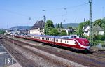 Der Triebkopf VT 11 5014 (601 014) wurde 1985 zusammen mit dem Triebkopf VT 11 5019 (601 019) und einigen Mittelwagen als zukünftige Museumsfahrzeuge ausgewählt und im AW Nürnberg äußerlich nahezu in den Ablieferungszustand mit TEE-Emblemen und der seitlichen Beschriftung als "Trans Europa Express" zurückversetzt. In diesem Zustand fuhr er noch 1990 durch den Bahnhof Rheinbrohl. 1999 musste die Museumsgarnitur aufgrund von Asbestbelastung abgestellt werden. 2004 wurde die Aufarbeitung der Fahrzeuge wegen deutlicher Kostenüberschreitung eingestellt. 2020 wurde das Fahrzeug schließlich verschrottet. (01.05.1990) <i>Foto: Joachim Bügel</i>