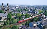 103 231 fährt mit IC 712 "Diplomat" (Stuttgart - Köln - Dortmund - Hamburg-Altona) durch Andernach. Links steht die römisch-katholische Pfarrkirche Maria Himmelfahrt (Mariendom), im Hintergrund ist der Kühlturm des Atomkraftwerks Mülheim-Kärlich zu sehen. (01.05.1990) <i>Foto: Joachim Bügel</i>