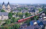 Als nächste orientrote 103 kam mit 103 122 vor dem IC 514 "Heinrich der Löwe" (München - Stuttgart - Köln - Hannover - Braunschweig) in Andernach angefahren. (01.05.1990) <i>Foto: Joachim Bügel</i>