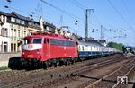 110 352 vom Bw Köln 2 fährt mit FD 1916 "Tegernsee" (Tegernsee - München - Stuttgart - Köln - Dortmund) aus dem Bahnhof Remagen, wo der Zug von 17.02 Uhr bis 17.04 Uhr einen planmäßigen Halt hatte. (01.05.1990) <i>Foto: Wolfgang Bügel</i>