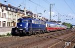 Für 110 304 ging es vor dem EC 24 "Erasmus" (Innsbruck - München - Frankfurt/M - Köln - Emmerich - Arnhem - Amsterdam CS) ohne Halt durch Remagen. (01.05.1990) <i>Foto: Wolfgang Bügel</i>