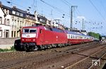 120 151 befördert den EC 14 "Wörthersee" (Klagenfurt - Salzburg - München - Stuttgart - Köln - Bremen - Hamburg-Altona - Kiel) in Remagen. (01.05.1990) <i>Foto: Wolfgang Bügel</i>