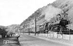 03 1021 vom Bw Dortmund Bbf mit dem D 367 (München - Münster) an der Blockstelle Kammereck bei St. Goar. Davor verläuft die damals autofreie Bundestraße 9. (12.09.1950) <i>Foto: Carl Bellingrodt</i>