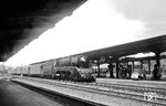 10 001 (Bw Bebra) fährt mit einem Vorzug zum D 84 (Hamburg-Altona - München) in Fulda ein. Der Hauptzug folgte 10 Minuten später. (08.06.1960) <i>Foto: Carl Bellingrodt</i>