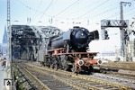 23 033 fährt von der Hohenzollernbrücke kommend in den Bahnhof Köln-Deutz ein. (11.09.1960) <i>Foto: W. A. Reed</i>