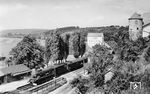 18 126 vom Bw Heilbronn fährt mit dem D 16 nach Stuttgart durch den Haltepunkt Duttenberg-Obergriesheim kurz vor Bad Friedrichshall. Der Haltepunkt wurde 1971 aufgelassen. Der Turm (rechts) gehört zum Schloß Heuchlingen. Der Bahnübergang der Kreisstraße 2159 nach Obergriesheim existiert heute noch. (20.06.1952) <i>Foto: Carl Bellingrodt</i>