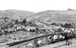 39 014 vom Bw Jünkerath befördert den D 152 nach Saarbrücken durch Mürlenbach in der Vulkaneifel. (10.08.1963) <i>Foto: Carl Bellingrodt</i>