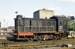 Die ursprünglich als Rangierlokomotiven für die deutsche Wehrmacht (WR 360 C 14) gebauten dreifach gekuppelten Dieselloks der Baureihe V 36 waren bei der DB noch bis 1981 im Einsatz. Hier rangiert 236 212 im Emdener Hauptbahnhof. (16.05.1974) <i>Foto: W. A. Reed</i>