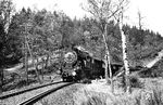 93 925, die während ihrer gesamten Einsatzzeit von Dezember 1922 bis Juli 1958 dem Bw Erndtebrück angehörte, mit einem Personenzug nach Marburg (Lahn) oberhalb von Hilchenbach. (01.05.1951) <i>Foto: Gerhard Moll</i>