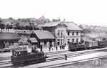 Ein historisches Zeitdokument vom Bahnhof Clausthal-Zellerfeld mit zwei Loks der Magdeburg-Halberstädter Eisenbahn (MHE) zwei Jahre nach Betriebsaufnahme der Strecke. Die beiden Lokomotiven sind von Schwartzkopff unter den Fabrik-Nrn. 890 und 891 im Jahr 1877 gebaut worden. Die vordere Lok ist eine T 2 mit Namen "VERSAILLES" und wurde später zur "1402 Magdeburg". Vor dem Empfangsgebäude steht Lok "ROUEN". Noch im Aufnahmejahr wurde die MHE verstaatlicht und damit Teil der Preußischen Staatseisenbahnen. 1879 endet die Strecke noch hier, sodass am Bahnhofsgebäude als Ziel nur "Nach Grauhof" (bei Goslar) angeschrieben ist. Erst 1914 wurde die Strecke bis Altenau in Betrieb genommen. (1879) <i>Foto: Postkarte</i>