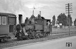 99 253 ist im Bahnhof Regensburg Kalkwerke mit Rangierarbeiten beschäftigt. Rechts ist die damals noch oberirdisch geführte Post-Telegrafenleitung nach Wörth (Donau) zu sehen. Mit vier Leitungen war auch die DB am unteren Querträger beteiligt. (06.1957) <i>Foto: Gerhard Karl</i>